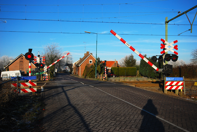 900064 Gezicht op de spoorwegovergang in de Achterdijk te Vechten (gemeente Bunnik).